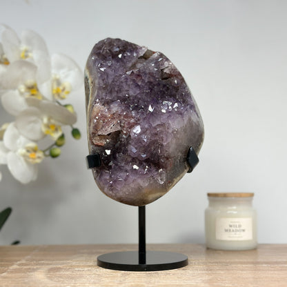 Amethyst-Cluster mit markanter Kalzitbildung