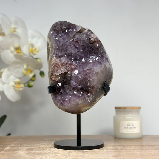 Amethyst-Cluster mit markanter Kalzitbildung