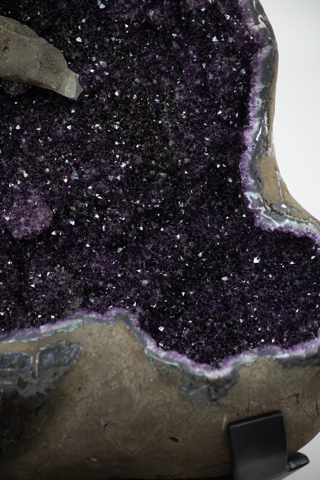 Amethyst-Geode XXL massiv mit zentraler Kalzitformation, in exklusiver Premiumqualität