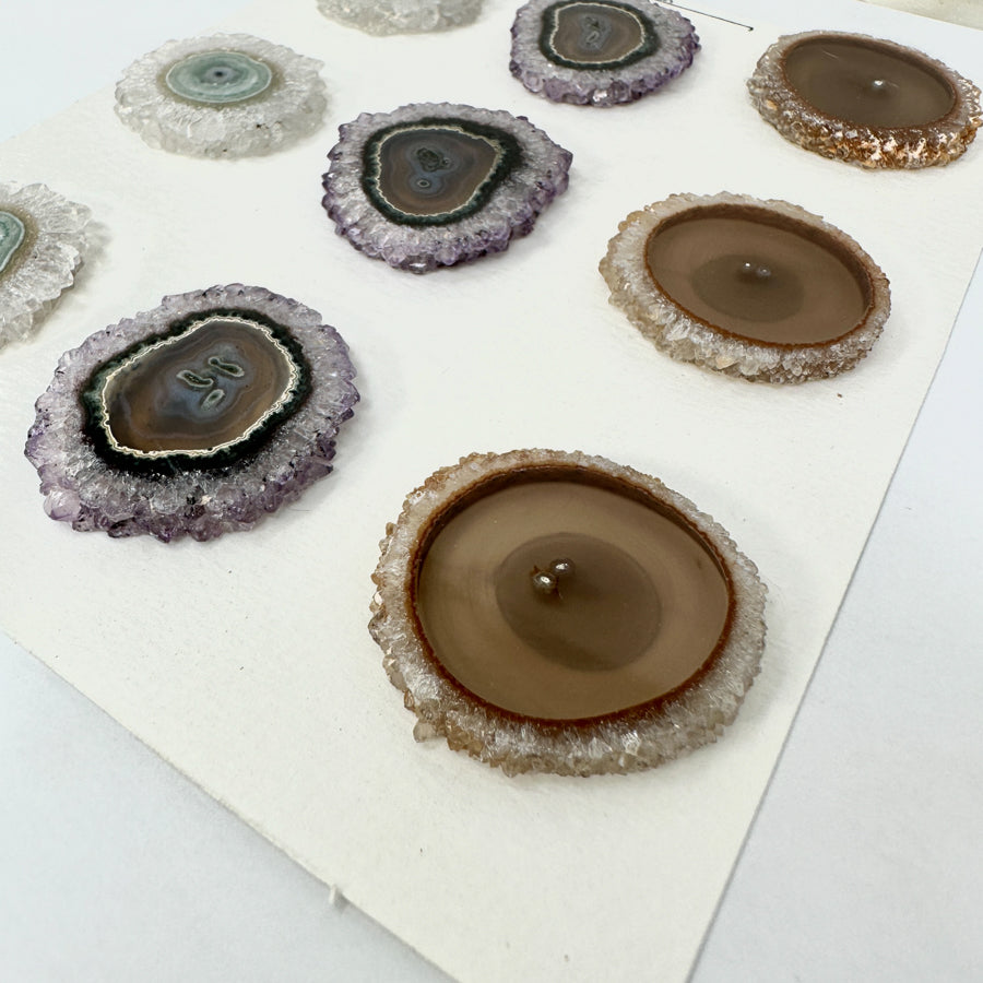 Amethyst-Achat-Quarz-Grünjaspis-Stalaktiten-Scheiben mit vielschichtiger Mineralstruktur