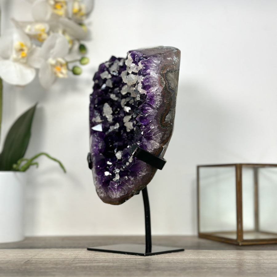 Amethyst-Kristallcluster mit einzigartiger Kalzit-Kristall Einlagerung
