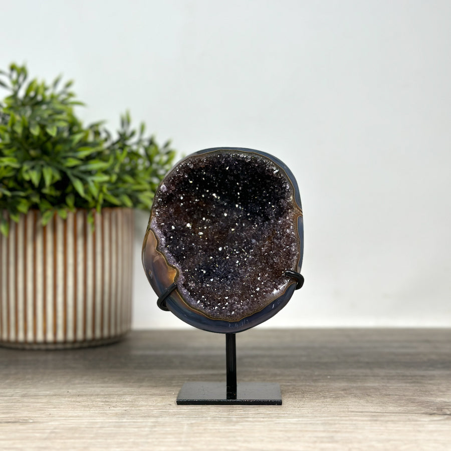 Kristallenskulpturen-Set 6-teilig, mit prismatisch gewachsenen Kristallflächen und kontrastreicher Mineralmatrix