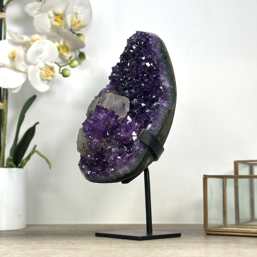 Amethyst-Stein mit kontrastreicher Kalzit- und schwarzer Hämatit-Matrix