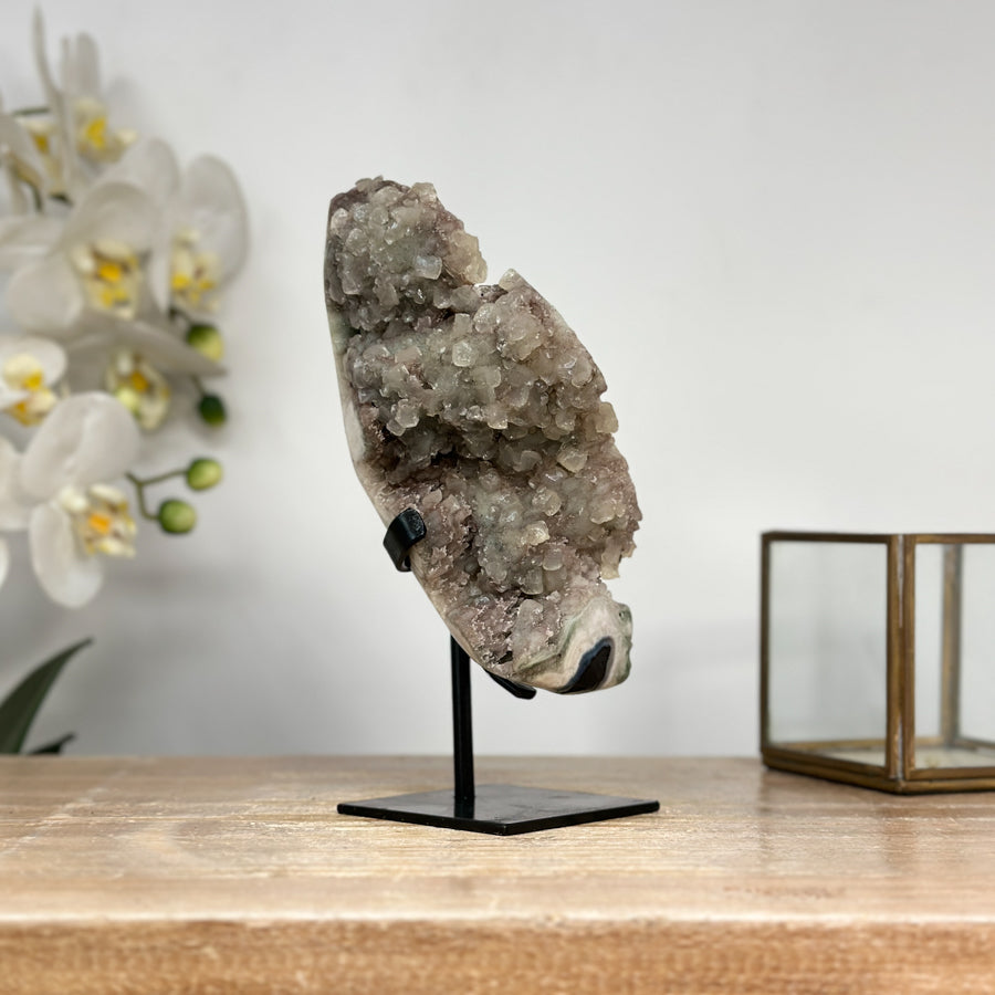 Jaspis-Quarz-Druzy-Stalaktit mit aufgewachsener Kalzit-Kristallbildung