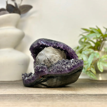 Amethyst-Geode mit zuckerquarzartiger Kristallbeschichtung und Kalzitformation
