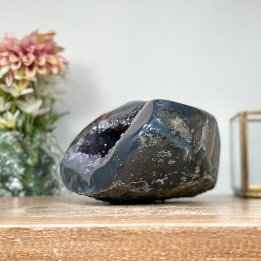Amethyst-Geode mit polierter Achat-Schale und klarer Kristallstruktur