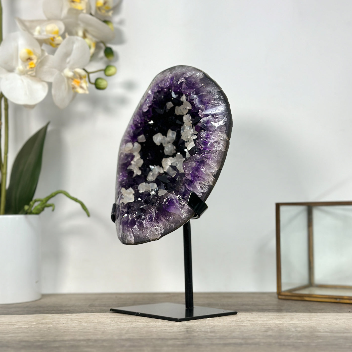 Amethyst-Geode mit klar ausgebildeter Kalzitstruktur und differenzierter Kristallbildung