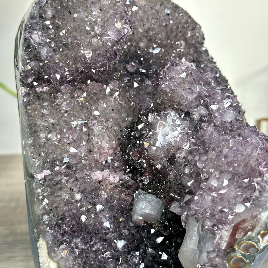 Amethyst-Achat-Exemplar mit integrierten Hämatit-Formationen