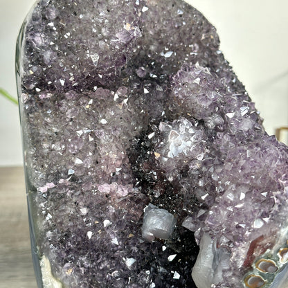Amethyst-Achat-Exemplar mit integrierten Hämatit-Formationen
