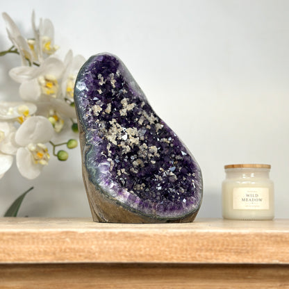 Amethyst-Geode groß mit Kalzit-Einschlüssen und kraftvoller Kristallstruktur