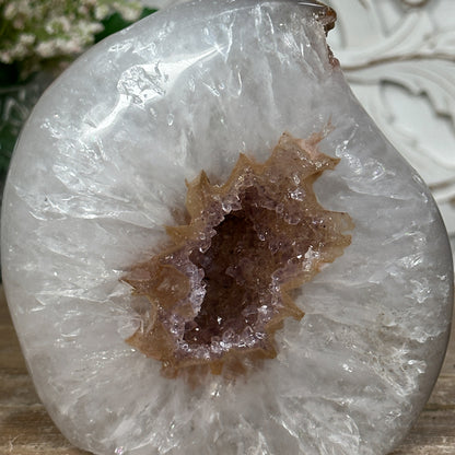 Regenbogen-Amethyst-Flammenskulptur groß mit irisierender Kristallstruktur