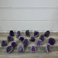 Amethyst-Kathedralen & Drusen-Set 18-teilig, mit dicht gewachsenen, violetten Kristallformationen