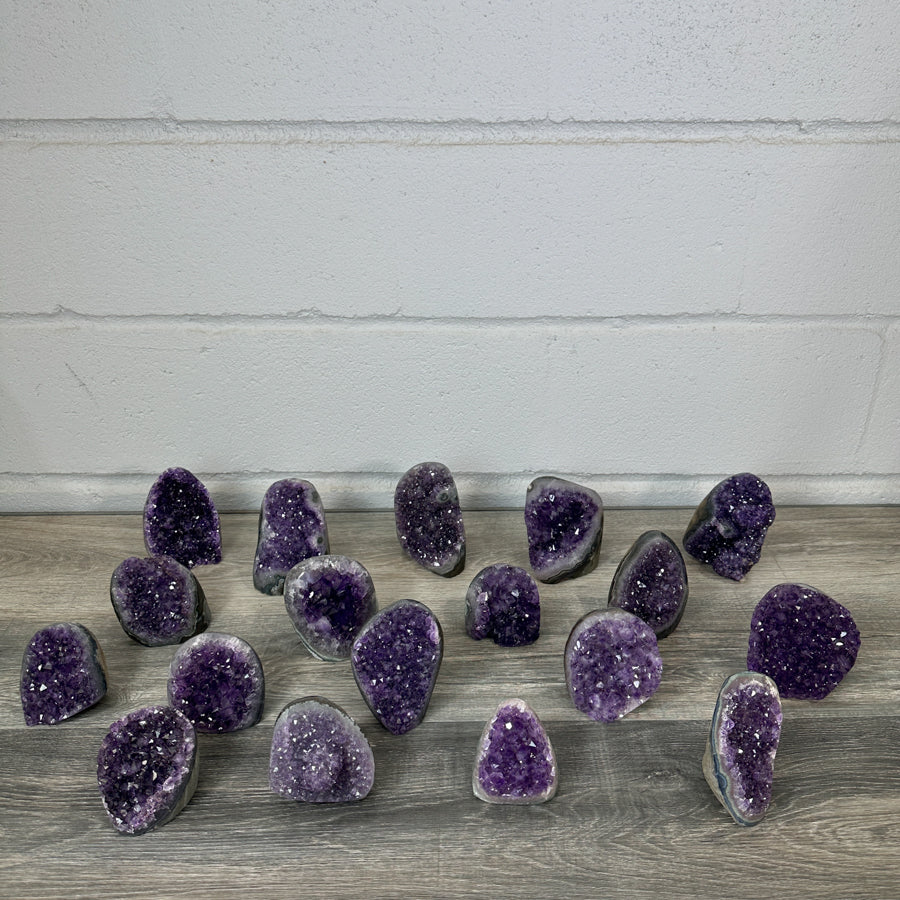 Amethyst-Kathedralen & Drusen-Set 18-teilig, mit dicht gewachsenen, violetten Kristallformationen