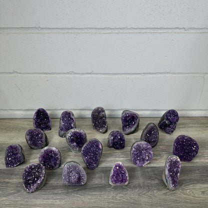 Amethyst-Kathedralen & Drusen-Set 18-teilig, mit dicht gewachsenen, violetten Kristallformationen