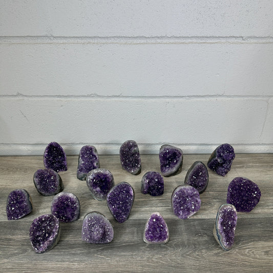 Amethyst-Kathedralen & Drusen-Set 18-teilig, mit dicht gewachsenen, violetten Kristallformationen