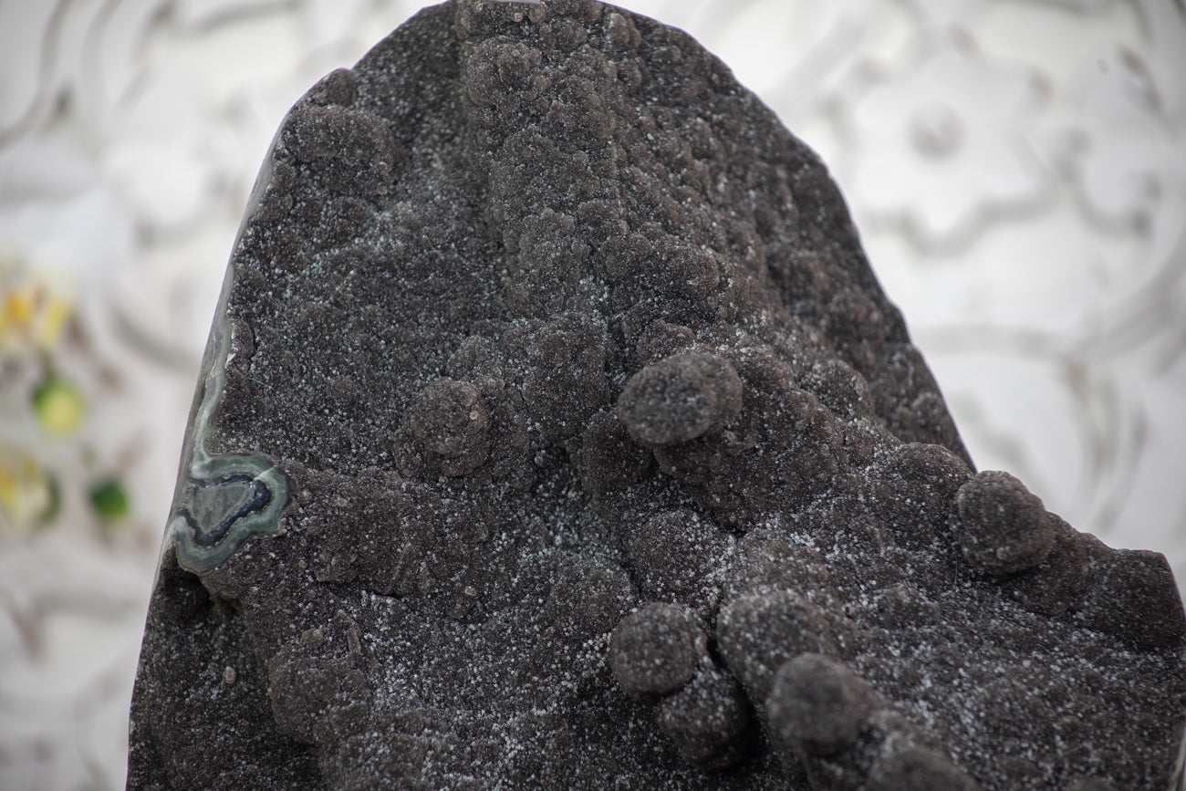 Schwarze Amethyst-Kathedrale XXL mit ausgeprägter dunkelvioletter Kristallzone, in hochwertiger Naturqualität