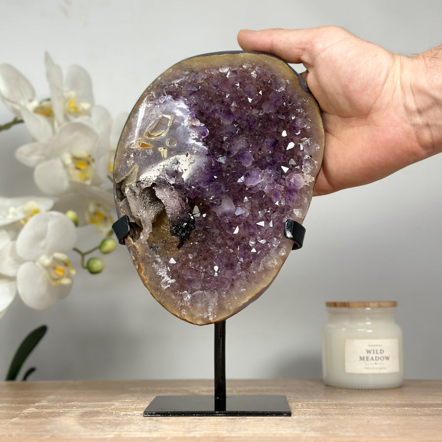 Amethyst-Kristallformation mit Pseudokalzit-Einschluss