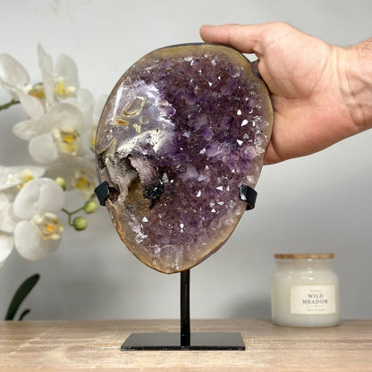 Amethyst-Kristallformation mit Pseudokalzit-Einschluss