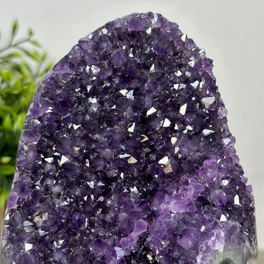 Amethyst-Geodencluster mit intensiv ausgeprägter Kristallstruktur