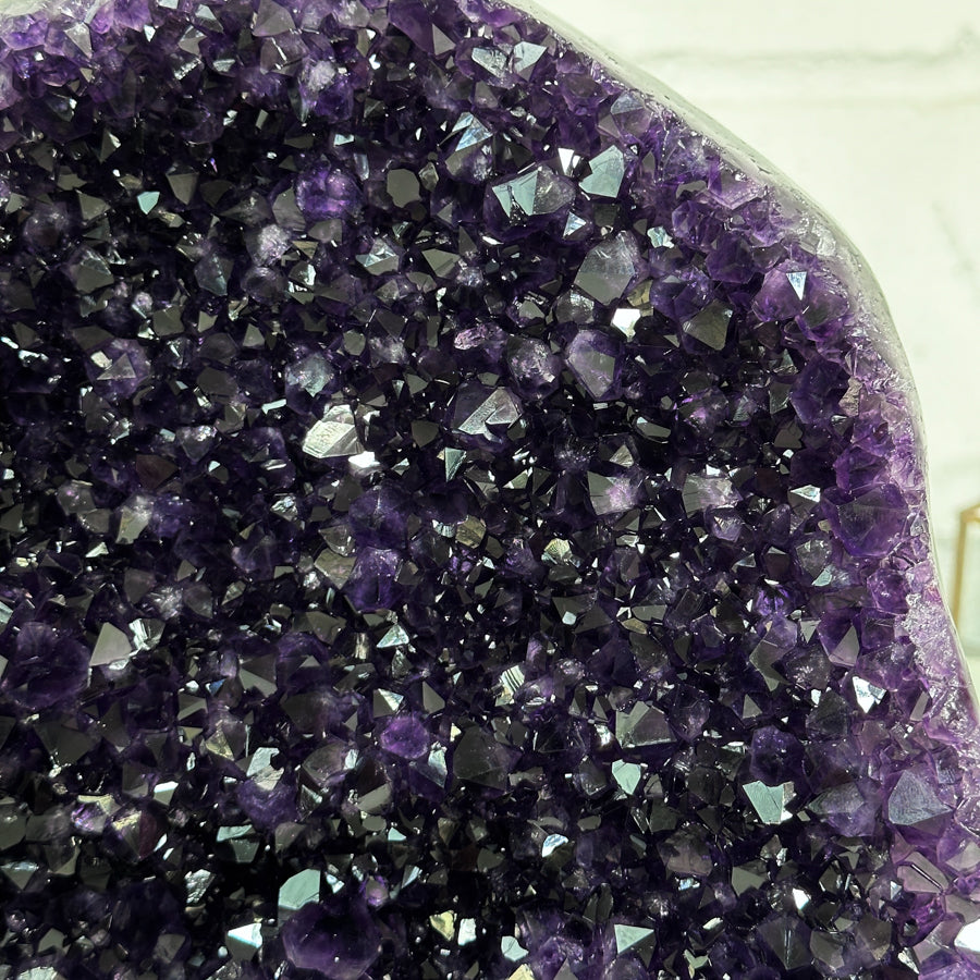 Amethyst-Kathedrale groß mit imposant geöffneter, violetter Kristallkammer