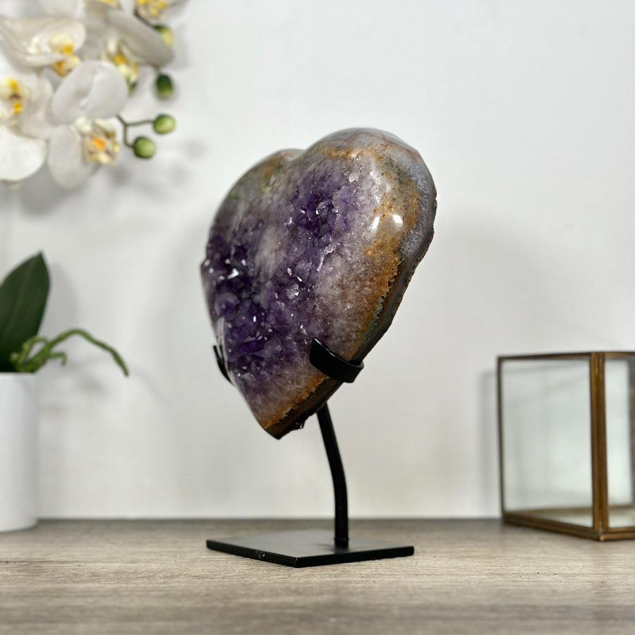 Amethyst-Quarz-Achat-Herzskulptur mit mehrschichtiger Mineralstruktur und zentraler Kristallzone