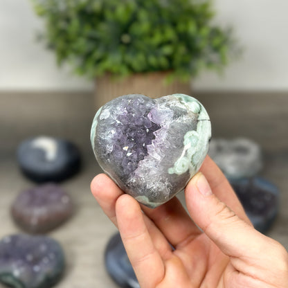 Mineralien-Herzset 9-teilig, mit ausdrucksstarker Mineralstruktur