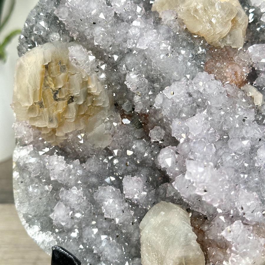 Amethyst-Kalzit-Kristallcluster mit vertikal gewachsener Tropfsteinbildung