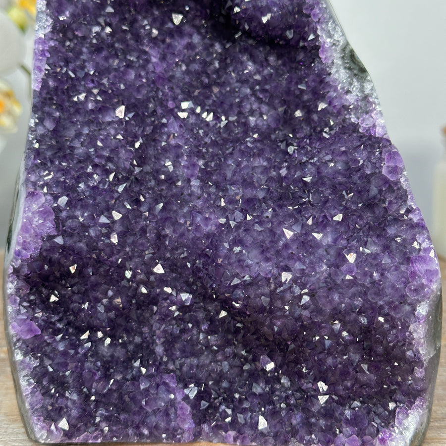 Amethyst-Kathedrale groß mit ausgeprägter Stalaktitenstruktur und plastischer Formation
