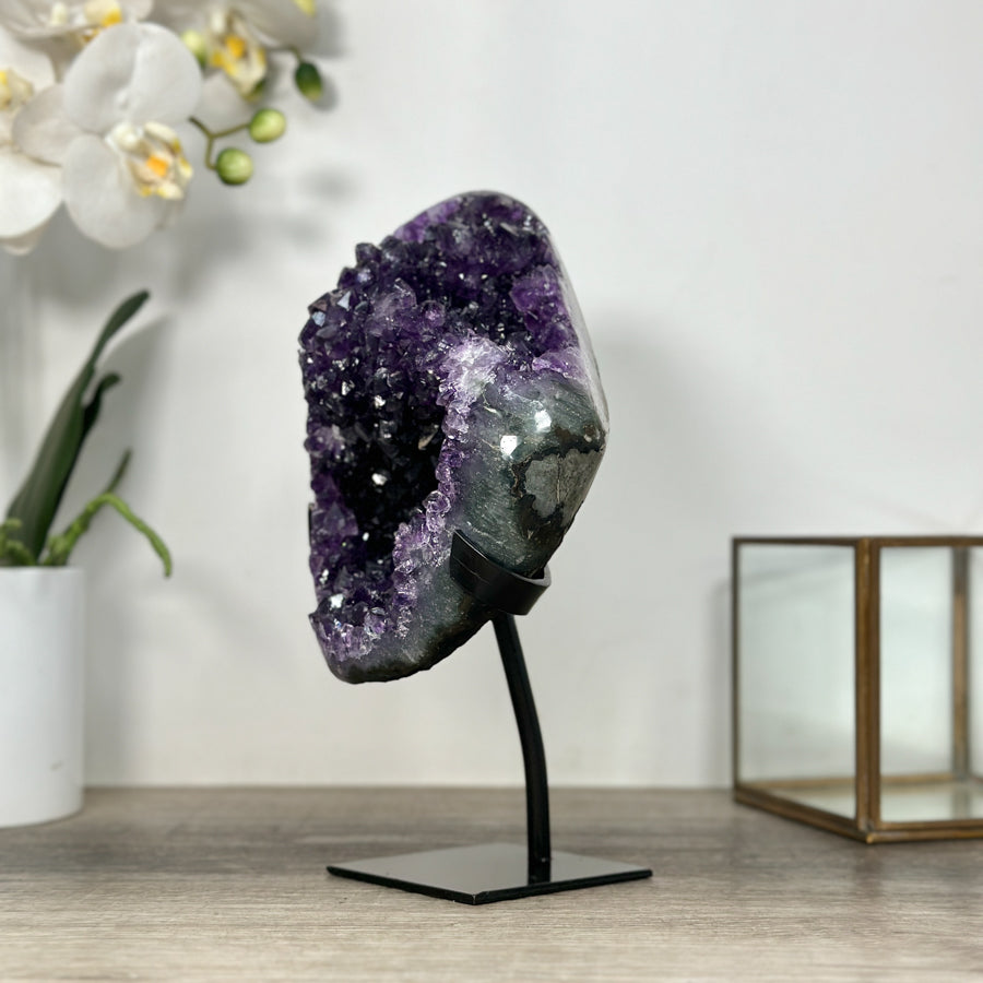 Amethyst-Geode mit weich verlaufender, violetter Innenstruktur