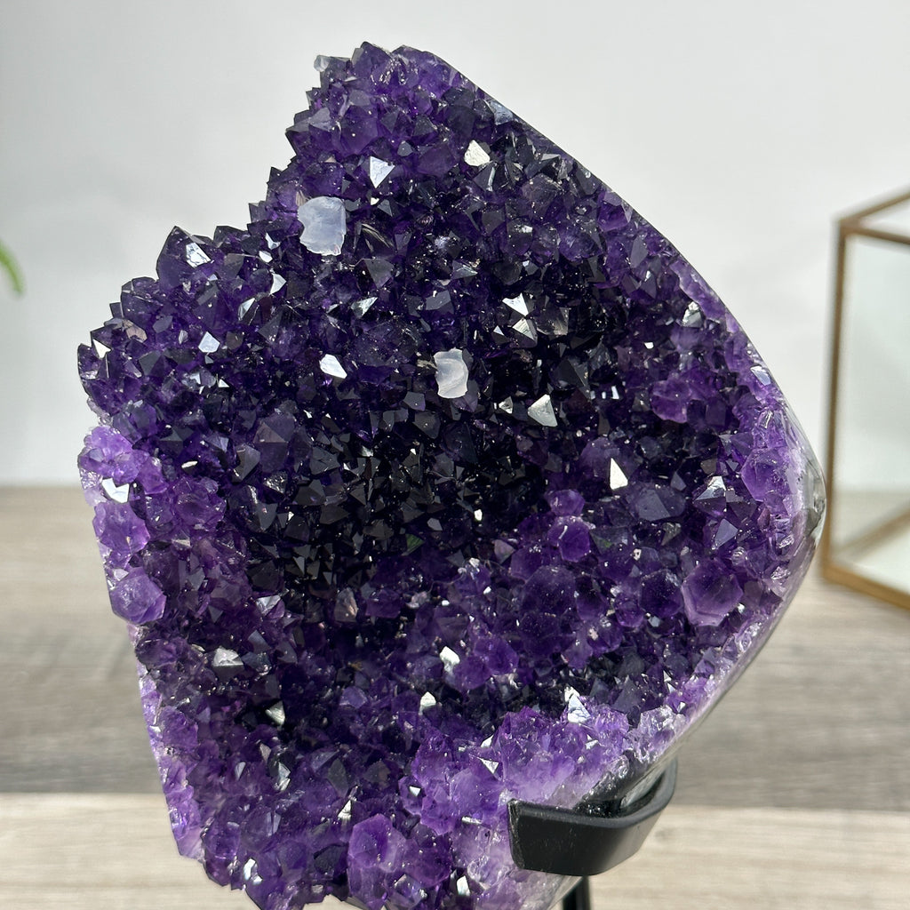 Amethyst-Cluster mit scharf ausgeprägten, tiefvioletten Kristallspitzen