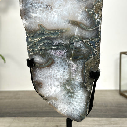 Quarz-Amethyst-Steinplatte mit vielschichtiger kristalliner Struktur