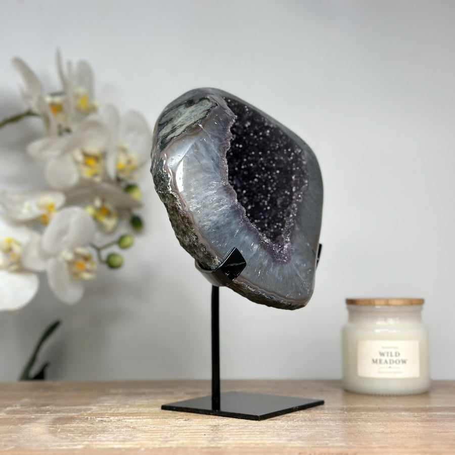 Druzy-Amethyst-Geode mit Quarzschale und tiefvioletter Kristallstruktur