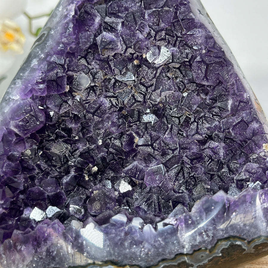 Amethyst-Kathedrale mit fein kristalliner Zuckerquarz-Struktur