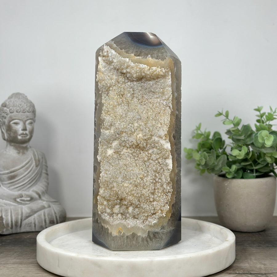 Achat-Jaspis-Obelisk XXL mit vielschichtiger Natursteinmatrix, in exklusiver Premiumqualität