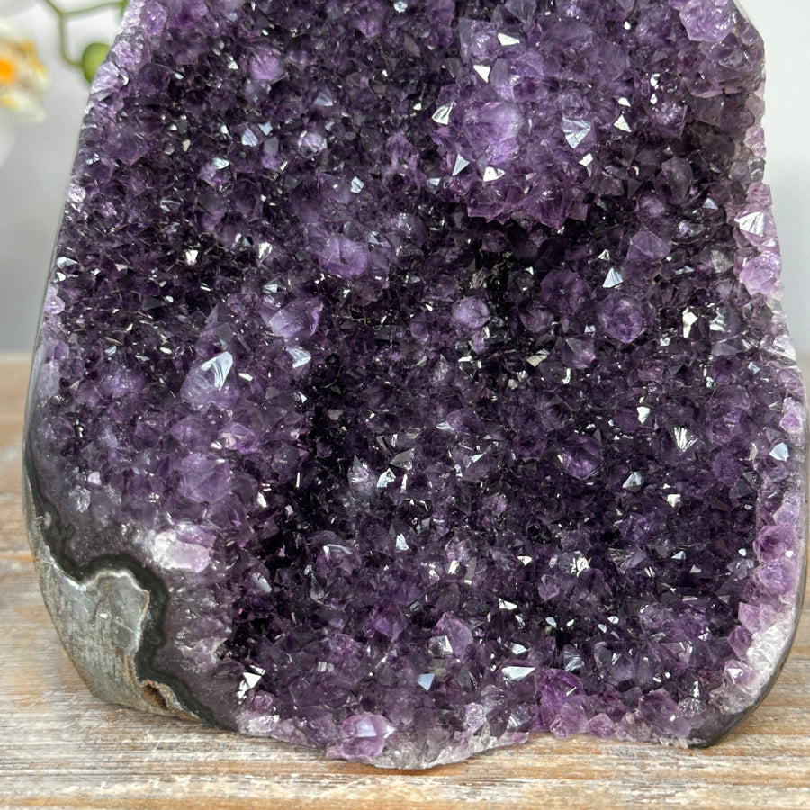 Amethyst-Druse mit stalaktitischer Kristallstruktur und tropfsteinartigen Kristallformationen