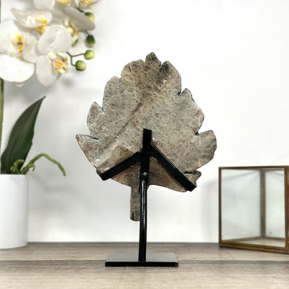 Achat-Geode mit braunen Nuancen und Druzy-Kristallen als Stein-Blatt