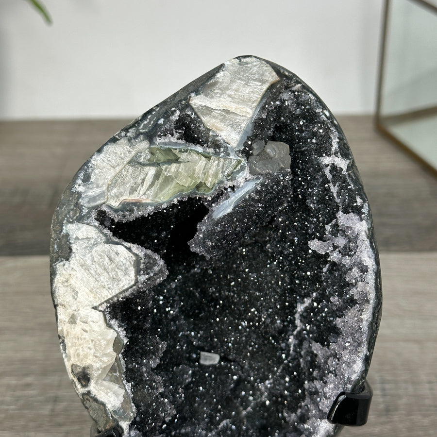 Schwarze Quarz-Druzy-Geode mit feinkristalliner Oberfläche