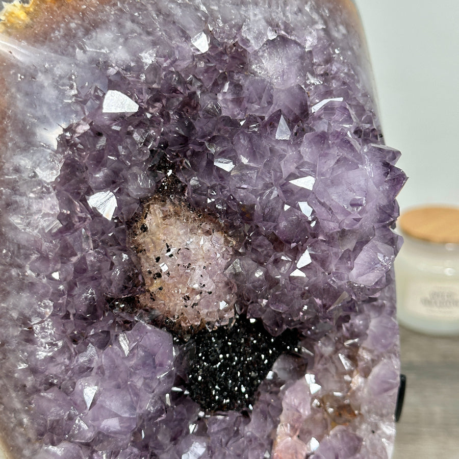 Amethyst-Cluster mit schwarzer Hämatitformation