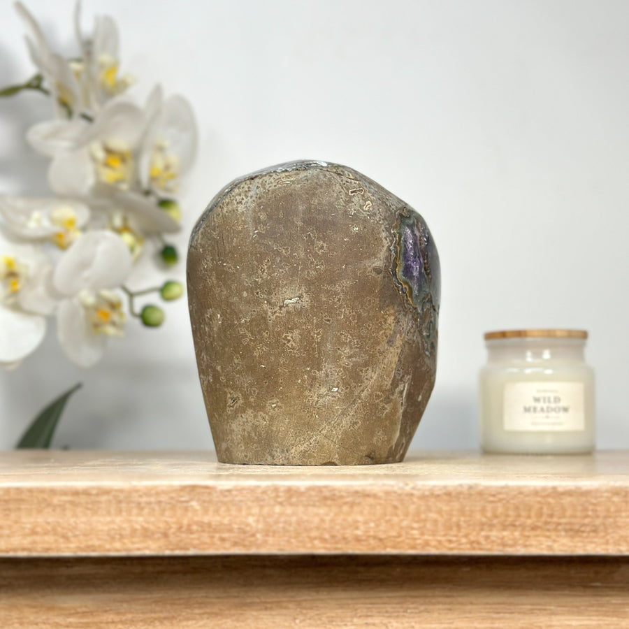 Amethyst-Druse mit violetter Kristallstruktur und grüner Jaspis-Matrix