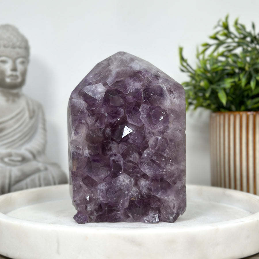 Amethyst-Obelisk mit großkristalliner Oberflächenstruktur