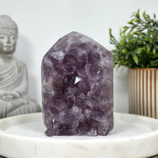 Amethyst-Obelisk mit großkristalliner Oberflächenstruktur