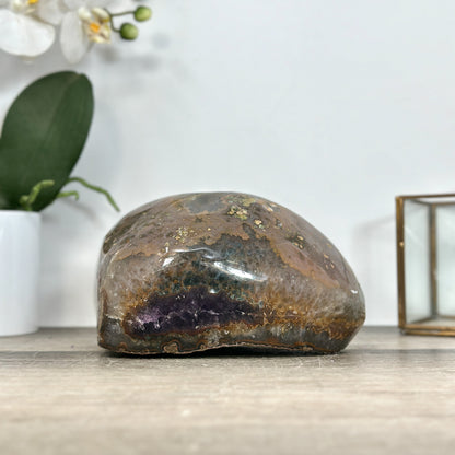 Amethyst-Geode mit kontrastreicher Quarzschale