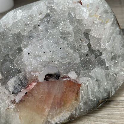 Quarz-Druzy-Geode mit fein auskristallisierter Oberfläche