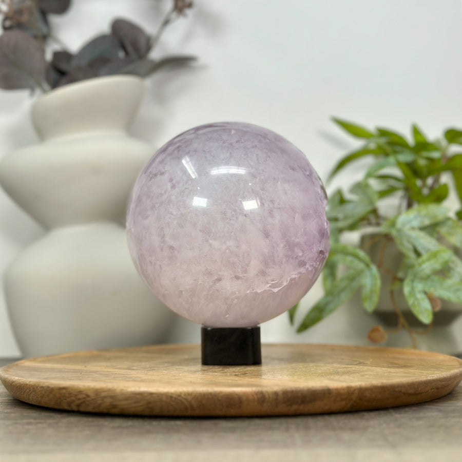 Amethyst-Steinkugel groß mit ausgeprägter Kristallkammer
