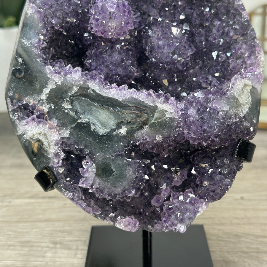 Amethyst-Cluster mit facettenreichen, violetten Kristallspitzen