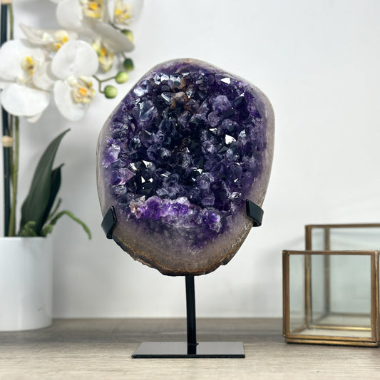 Amethyst-Kristall mit großkristalliner, lichtreflektierender Kristallstruktur