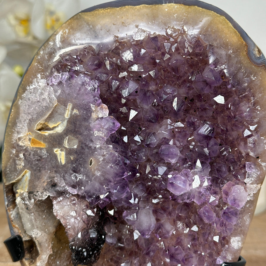 Amethyst-Kristallformation mit Pseudokalzit-Einschluss