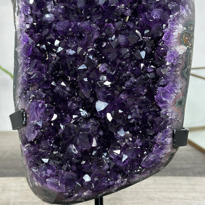 Amethyst-Cluster mit kompakt gewachsener, facettenreicher Kristallstruktur