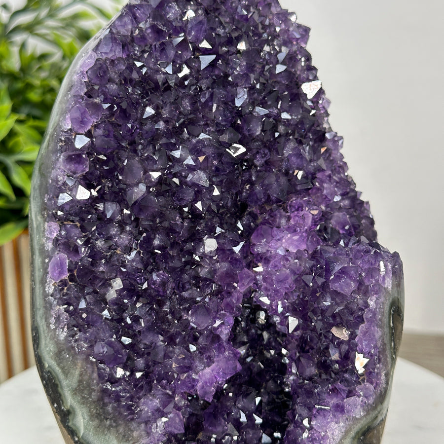 Amethyst-Geodencluster mit intensiv ausgeprägter Kristallstruktur