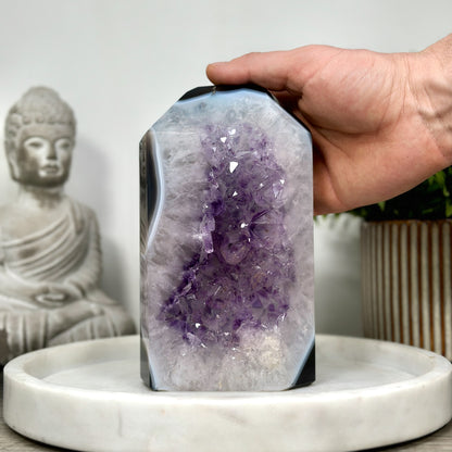 Blaugebänderter-Achat-Amethyst-Obelisk mit harmonisch verlaufender Bänderstruktur